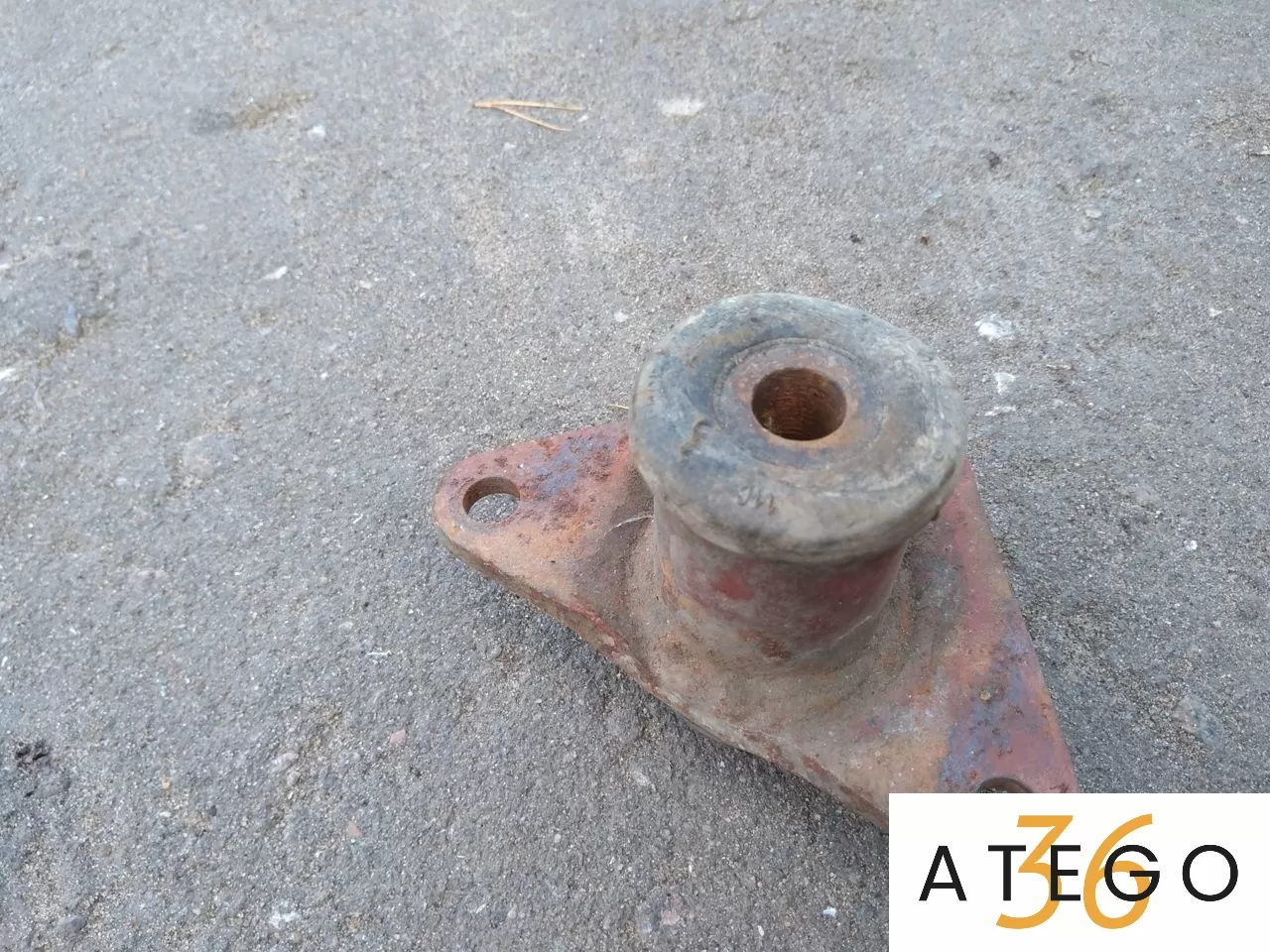 Задний кронштейн передней рессоры