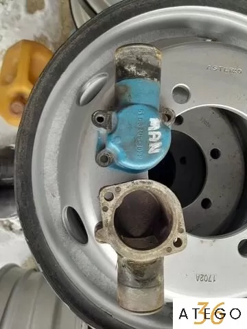 Крышка термостата MAN D0824 б/у