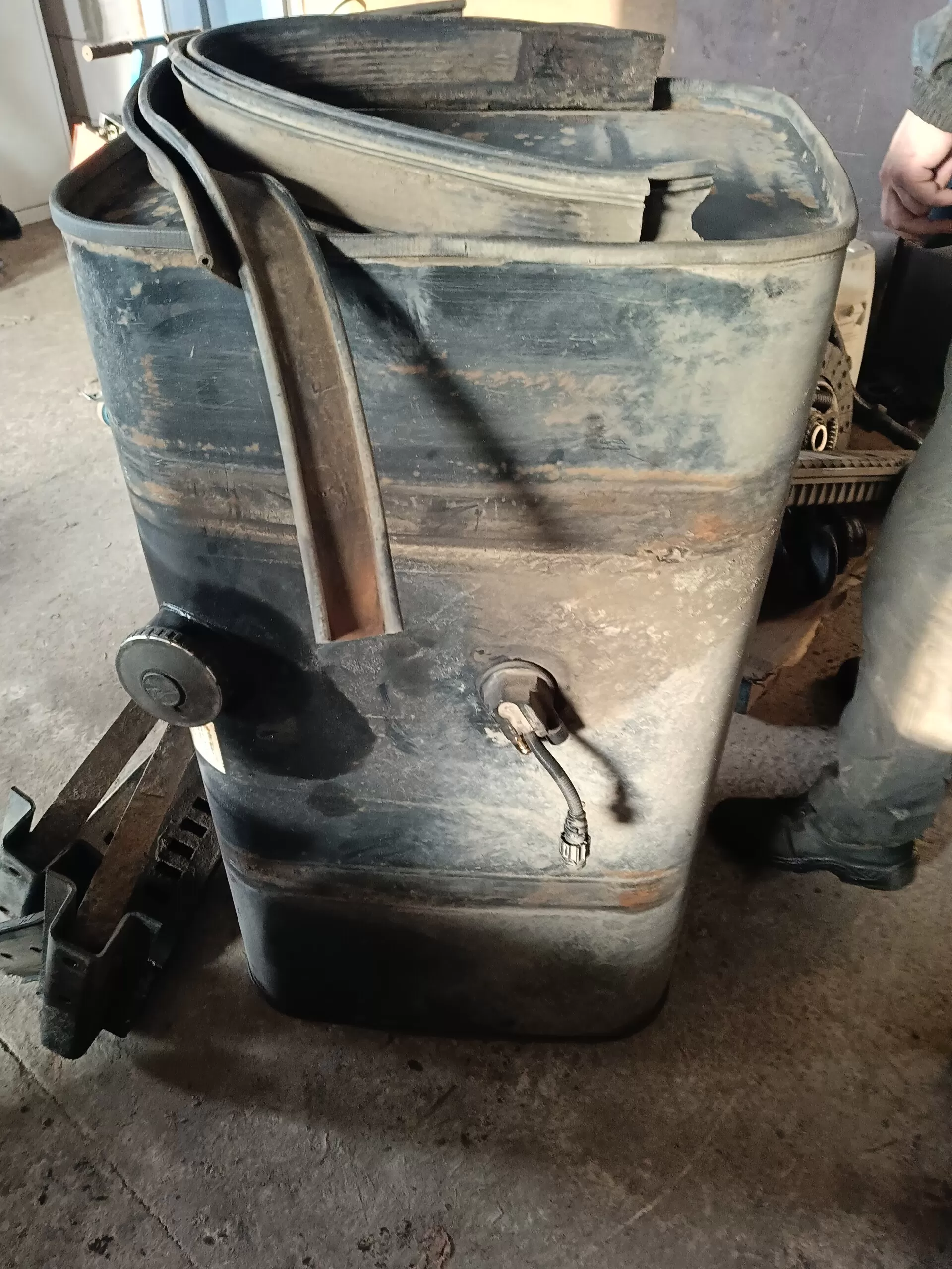 бак топливный 300 л на MAN LE