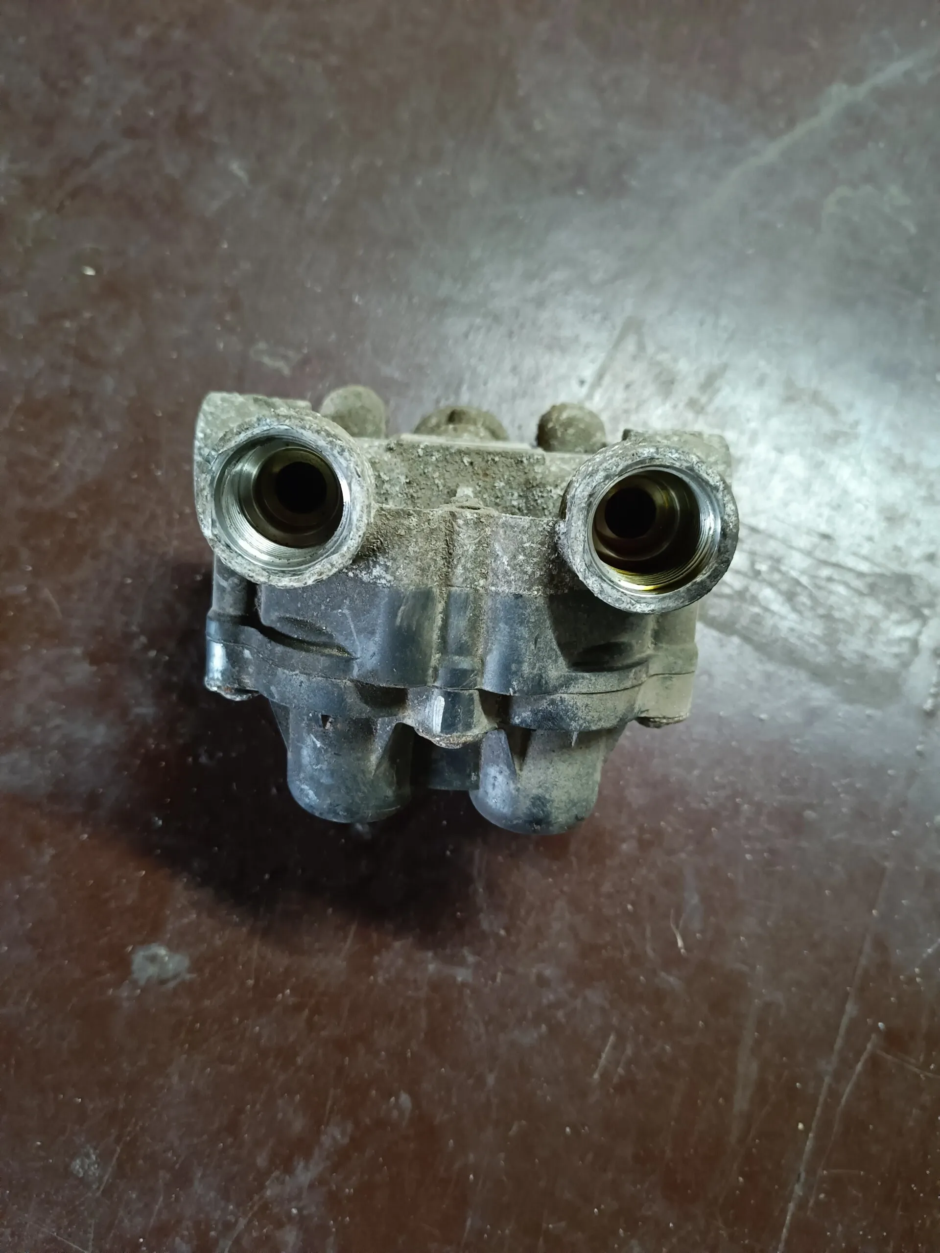 Кран четырехконтурный Мерседес-Бенц Варио AE4623